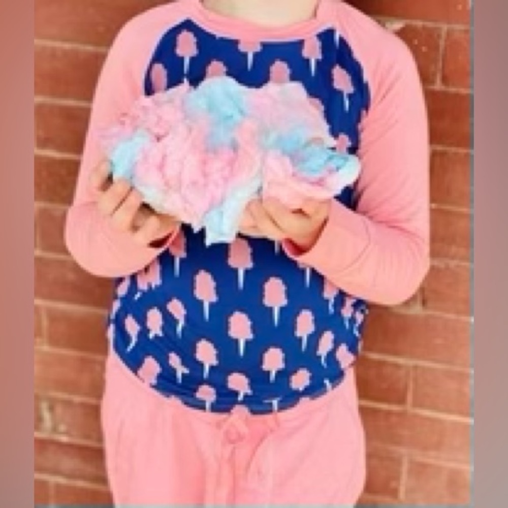 NWT Print Long Sleeve Tailored Fit Raglan Tee in Navy
Cotton Candy (Size 3T)